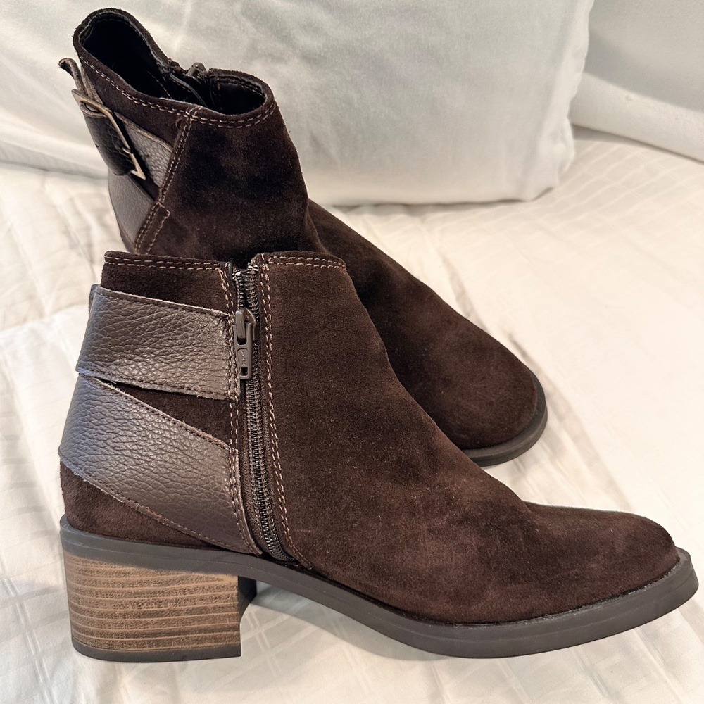 Clark's Ankle Boots (women's 7) Dark Brown